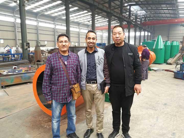 Clientes vietnamitas presentados por antiguos clientes visitan la línea de producción automática de carbón Shuliy