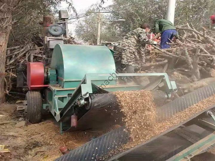 wood crushing machine working