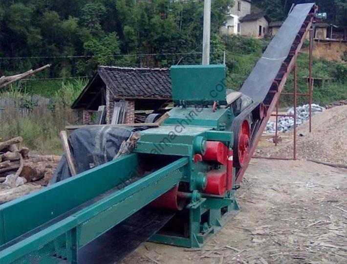 log chipper with the automatic conveyors