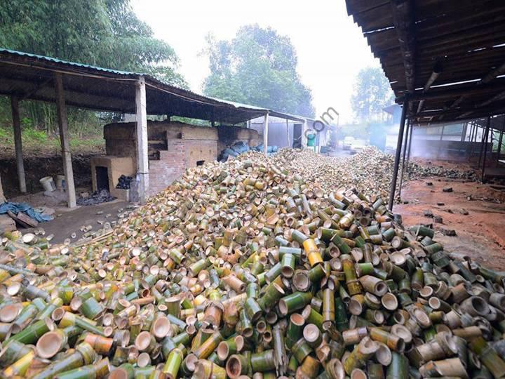 Tubos de bambú para carbonizar con la máquina de carbón de bambú.