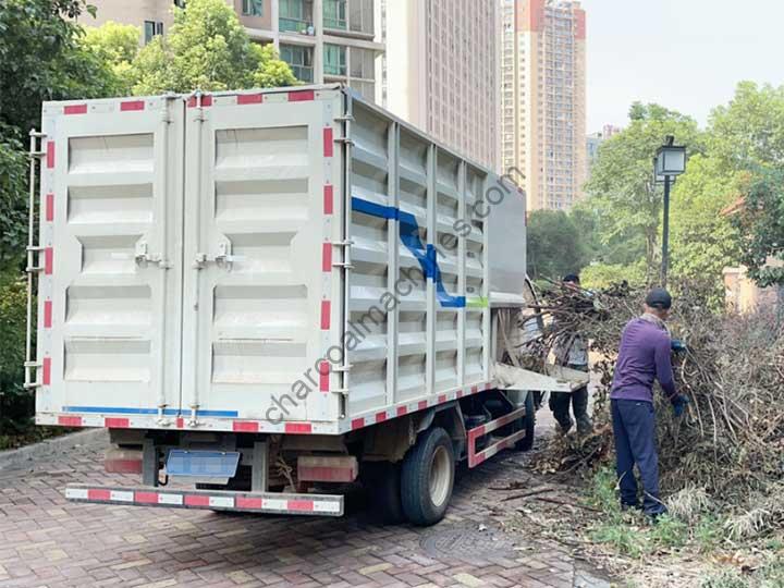 les travailleurs s'occupent des branches de déchets