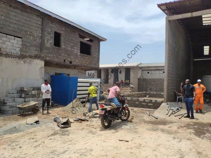 trabajadores en planta de carbón