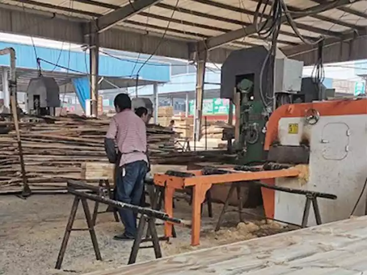 scie à ruban verticale dans une usine en Thaïlande