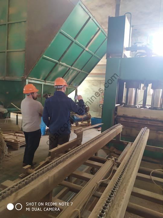 Visite d'un client mexicain dans une usine de palettes en bois