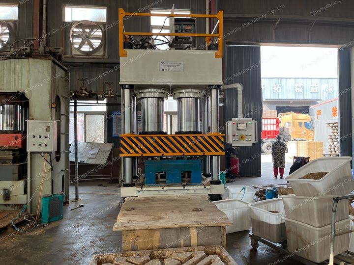 machine de fabrication de palettes en bois comprimé