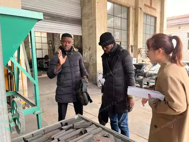 Visite de la machine à charbon BBQ