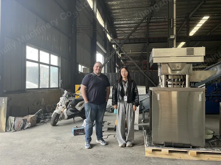 visita de cliente argelino con máquina de carbón para hookah