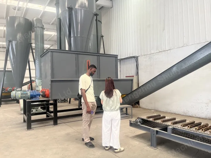 cliente de Burkina Faso visita equipo de procesamiento de carbón