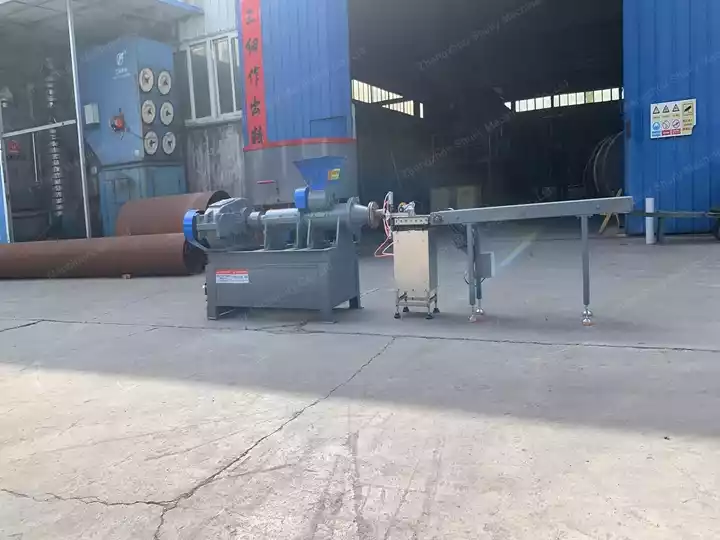 mesin briquetting arang dengan pemotong dan konveyor